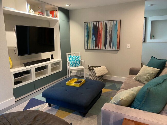 Building Photo - FULLY FURNISHED 4 BED/2.5 BATH HOME IN BOU...