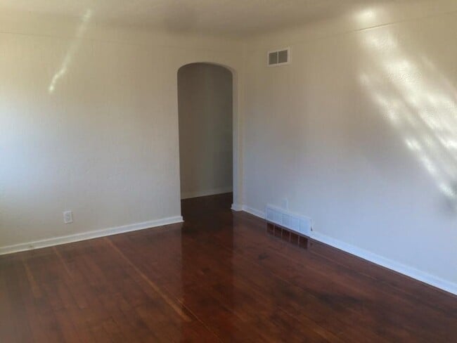 Building Photo - 2 Bedroom House