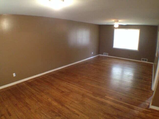 Building Photo - House with Wood Floors Convenient to Medic...