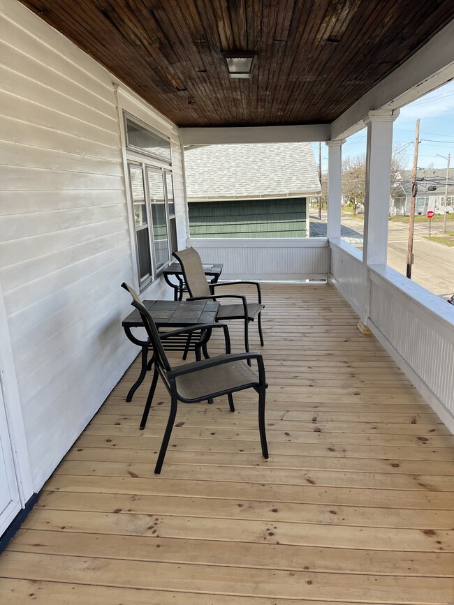 Building Photo - 719 W 2nd St