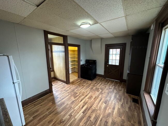 Building Photo - 305 S 2nd St 3 Unit