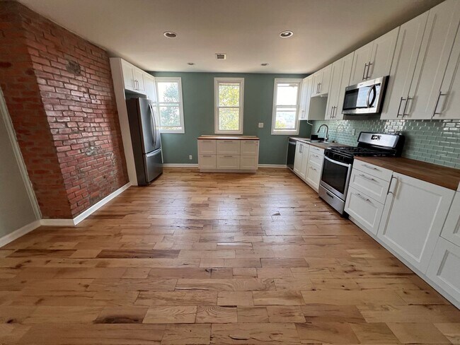 Building Photo - Pittsburgh - 3 Bedroom 1.5 Bathroom