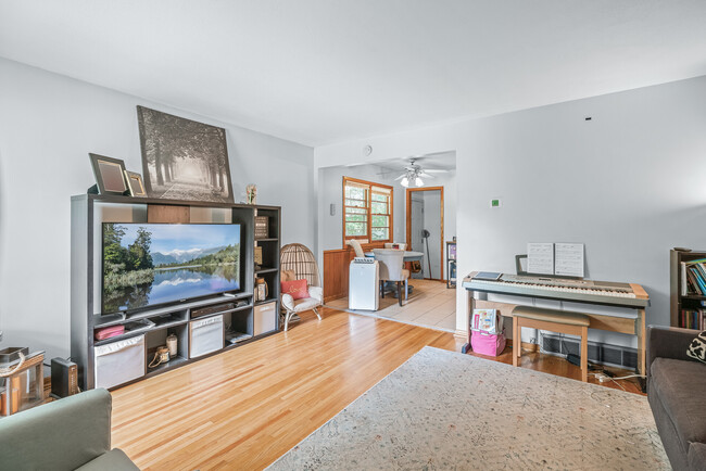 Building Photo - 3237 Longfellow Ave
