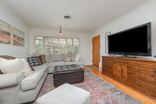 Building Photo - 6525 E Mockingbird Ln