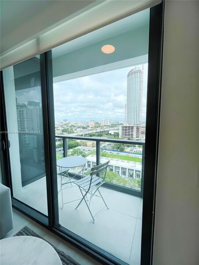 Foto del edificio - 239 SW 9th St