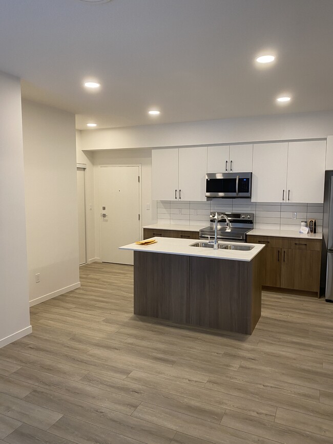 Building Photo - 9227-9228 228 St NW