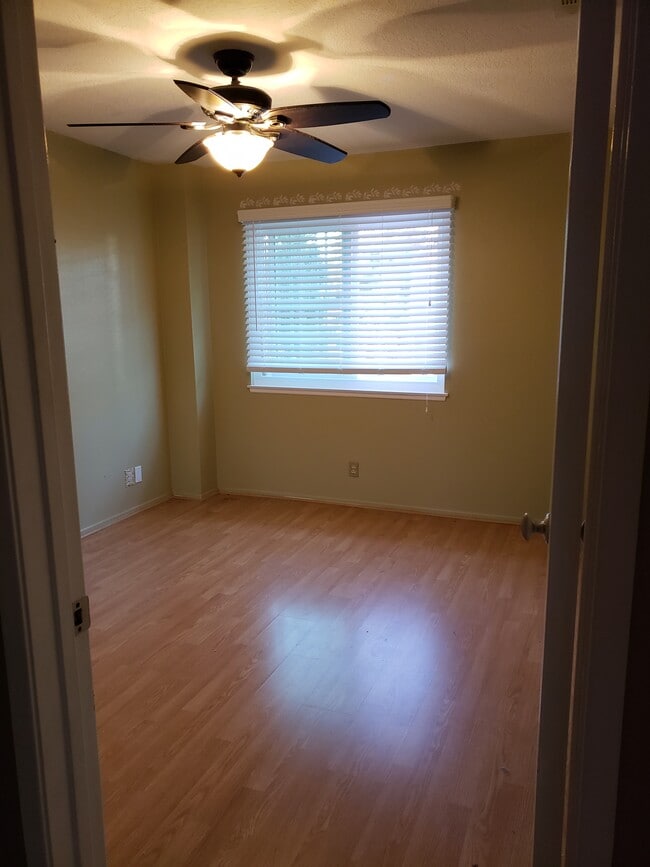 Building Photo - 1202 N Sunflower Ave