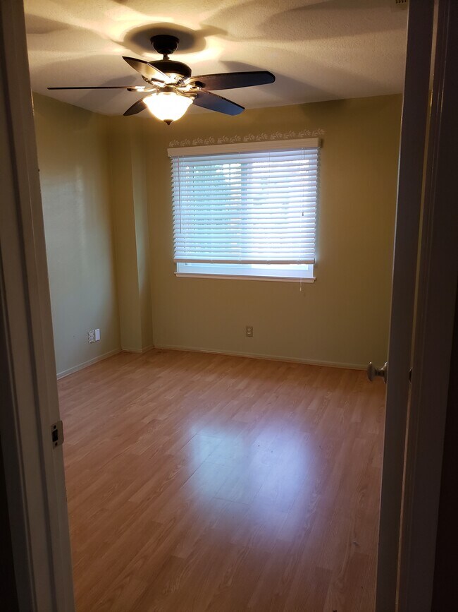 Foto del edificio - 1202 N Sunflower Ave