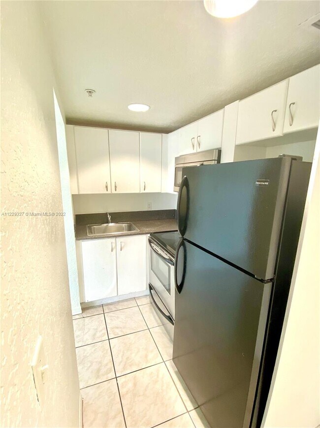 Building Photo - 7326 Collins Ave