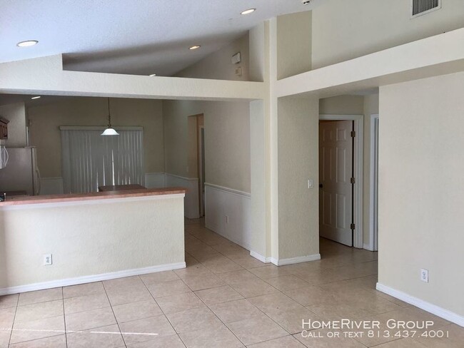 Building Photo - 3/2 with screen porch & spacious yard