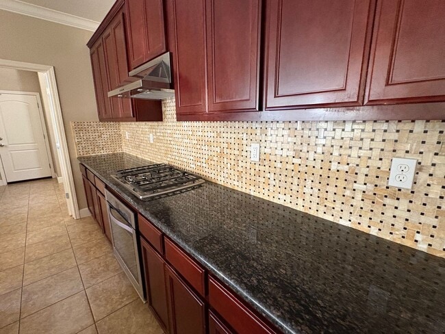 Building Photo - Large executive home close to Questa school!