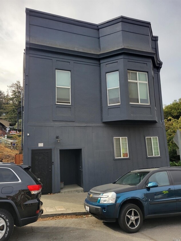 Primary Photo - 821 Loring Ave
