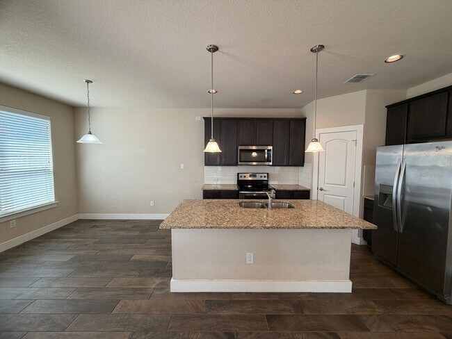 Building Photo - Great Location ~ Fabulous Townhome in New Braunfels 3/2.5 ~ Minutes from Gruene ~ Move in Ready!