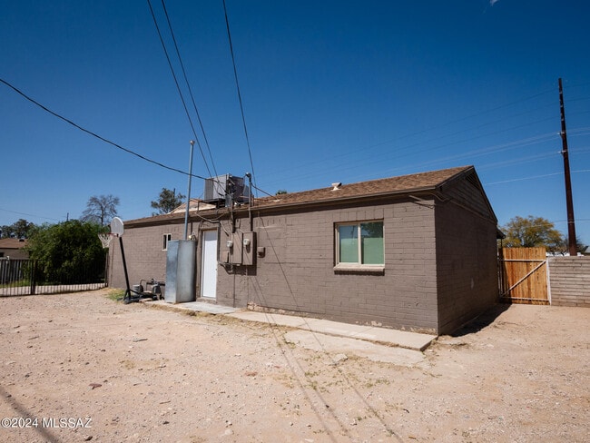 Building Photo - 2204 E 36th St