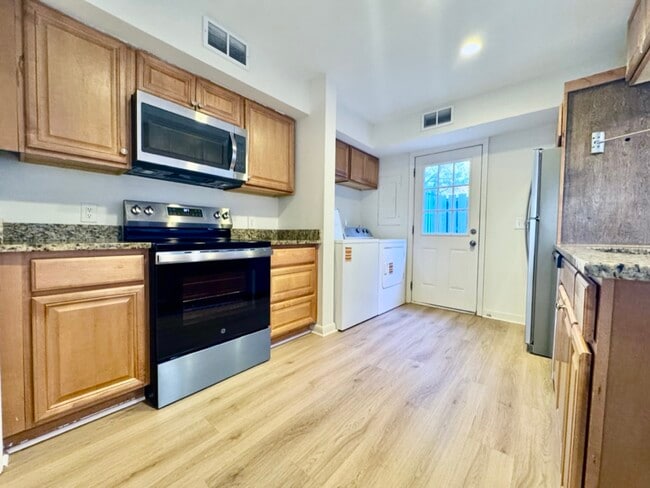 Foto del edificio - 100 Mathews Dr