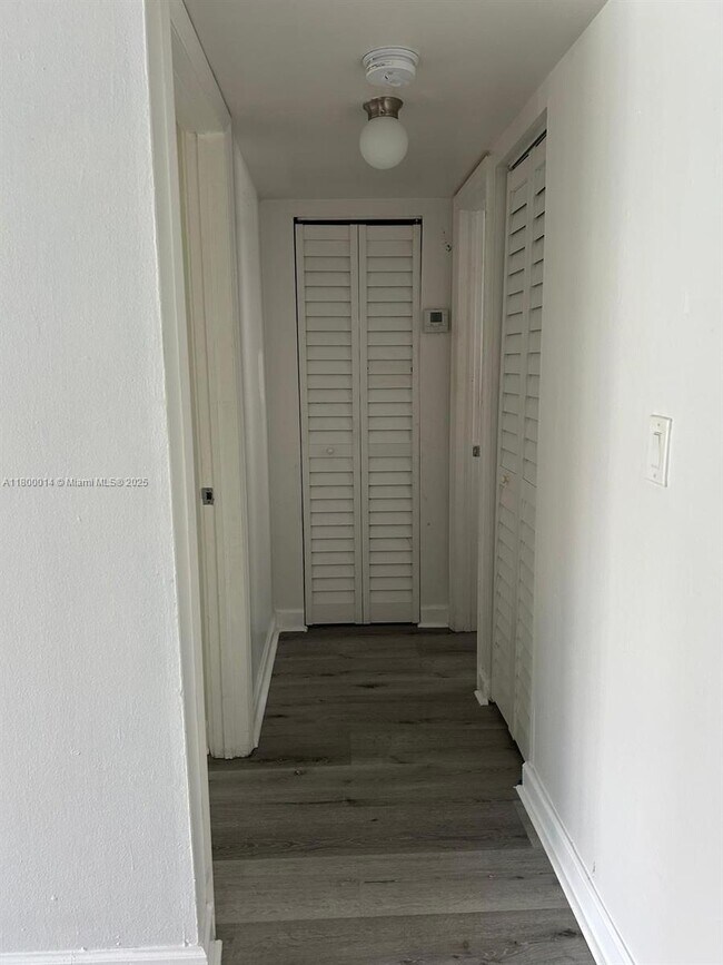 Foto del edificio - 4393 NW 11th St