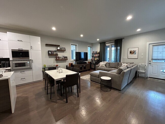 Photo - 1506 W Superior St Apartment