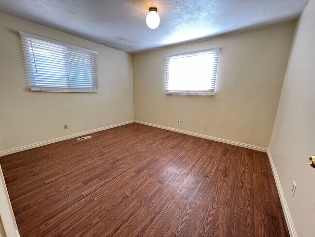 Building Photo - 4 Bedroom/3 Bathroom House in Midvale