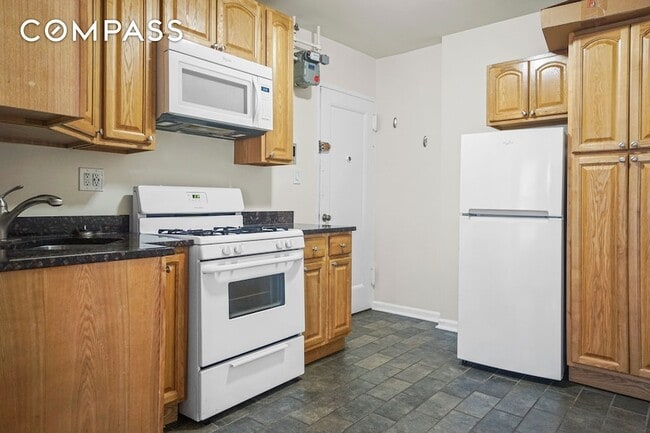 Building Photo - 270 E 78th St