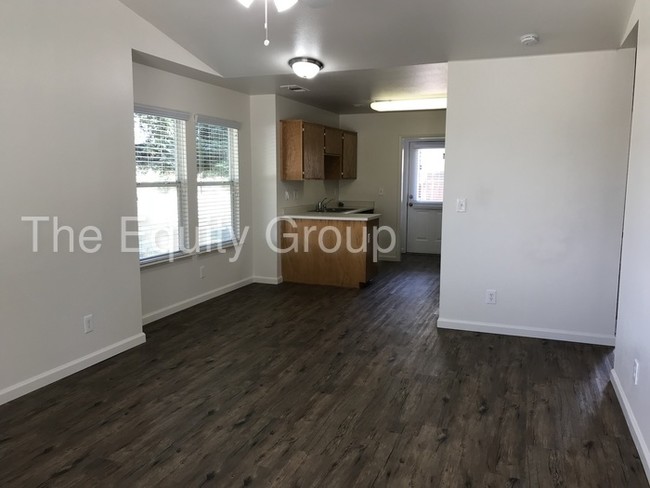 Building Photo - Newly remodeled unit! Just listed!