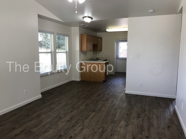 Foto del edificio - Newly remodeled unit! Just listed!