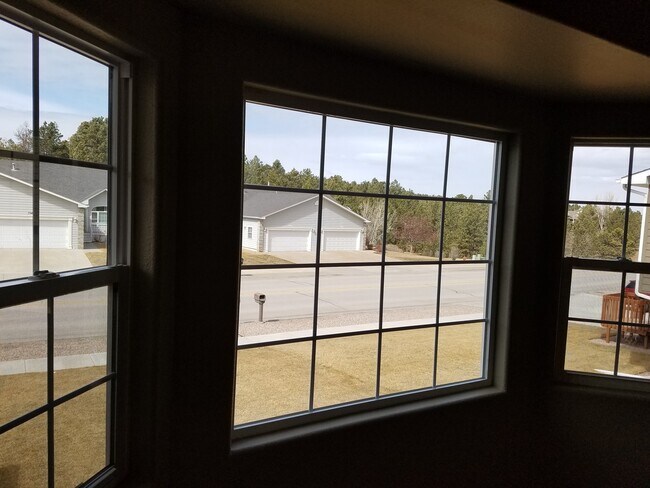 Building Photo - 4 BEDROOM | 3 BATH | TOWNHOME | GARAGE | WEST SIDE