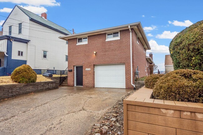 Foto del edificio - AVAILABLE AUGUST 1ST!! GORGEOUS 3 BEDROOM IN MUNHALL!