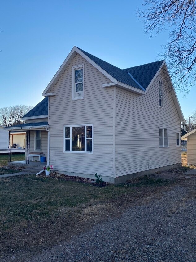 Building Photo - 305 Saxon St