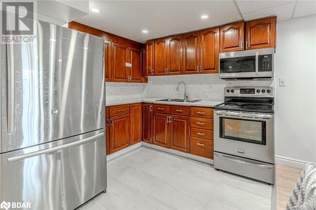 Building Photo - 9 Orwell Crescent