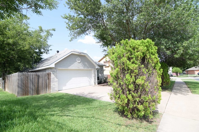 Building Photo - 2203 Armadillo Dr