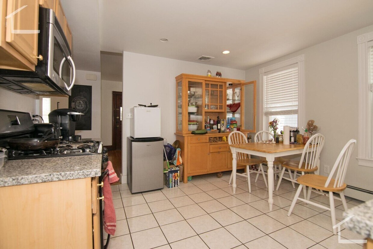Primary Photo - Large House on Oak SQ. In -Unit Laundry, P...