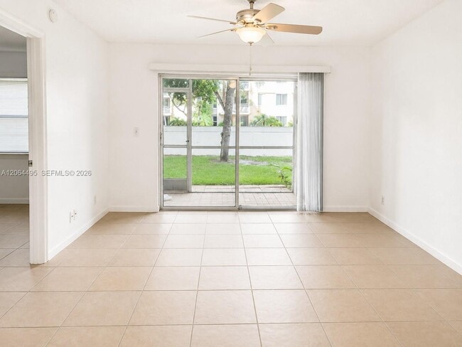 Foto del edificio - 8750 Royal Palm Blvd