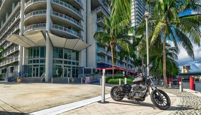 Foto del edificio - 690 SW 1st Ct