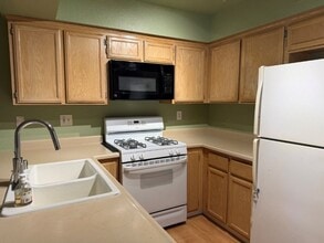 Building Photo - 315 N Cottonwood St