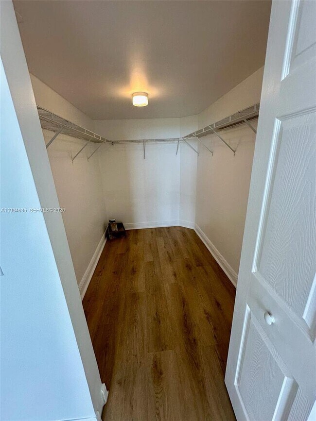 Foto del edificio - 3000 Coral Way