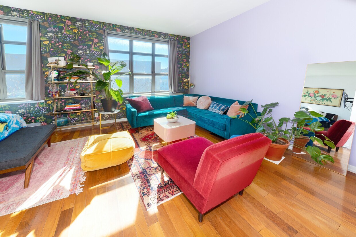 Primary Photo - Mint and Sunny Alcove Studio