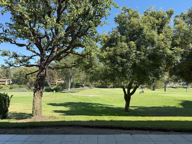 Foto del edificio - Enjoy stunning panoramic views of the golf...