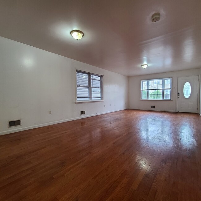 Building Photo - 4707 Broadway