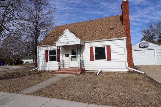 Building Photo - Refurbished 4-Bedroom Home
