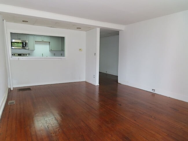 Building Photo - Ground floor apartment with shared yard, l...