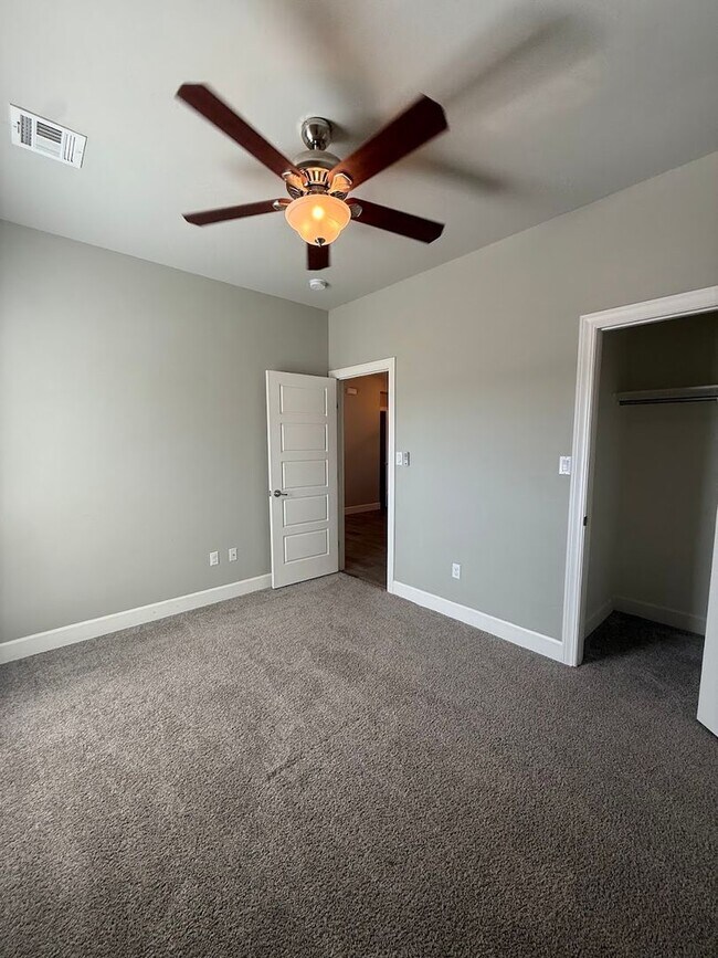 Building Photo - 841 Sky Ranch