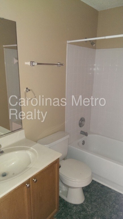 Building Photo - 13511 Willow Falls Rd
