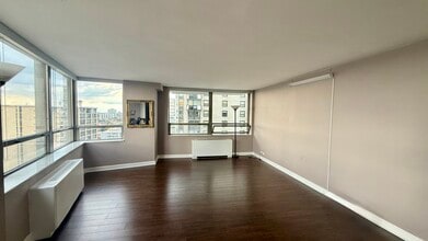 Building Photo - 5701 N Sheridan Rd