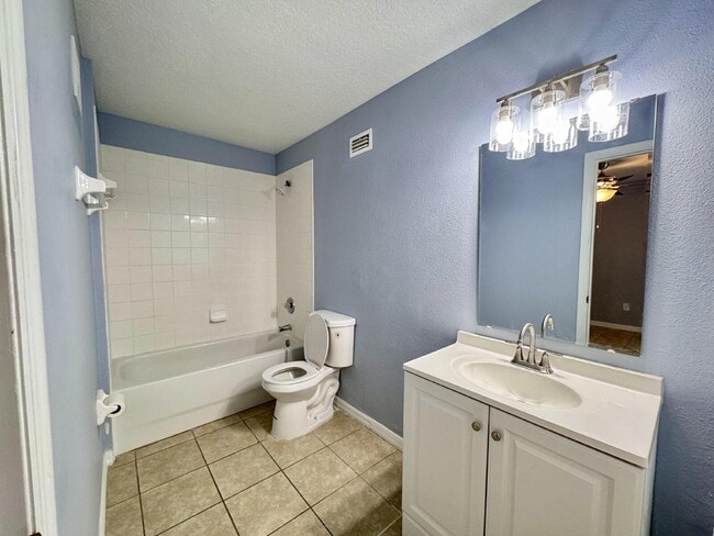 Building Photo - For Rent – 1 Bed / 1 Bath Unit in Davenpor...