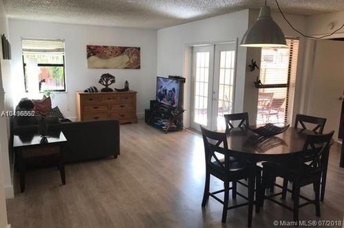 Foto del edificio - 10865 NW 7th St