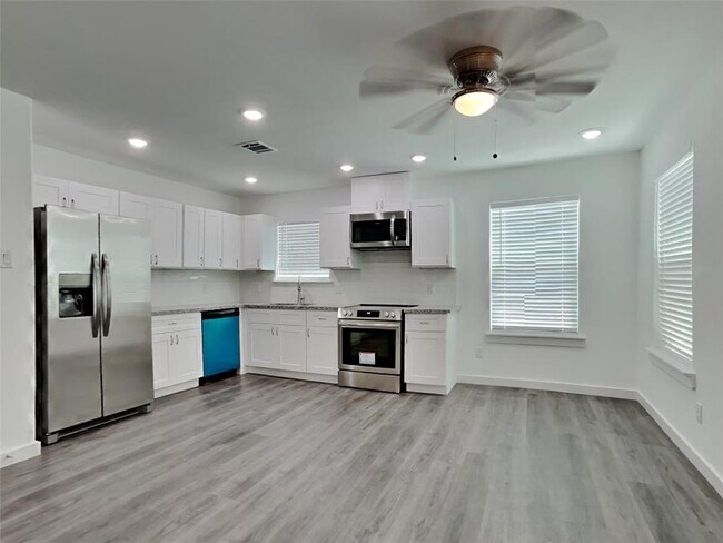 Building Photo - 7629 Sundown Dr