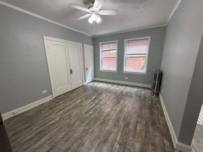 Building Photo - 6930 N Greenview Ave