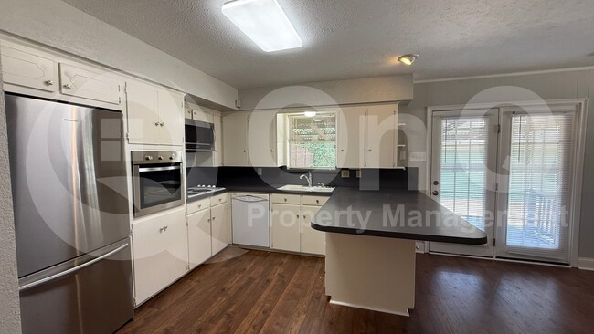 Foto del edificio - 8347 Lullwater Dr