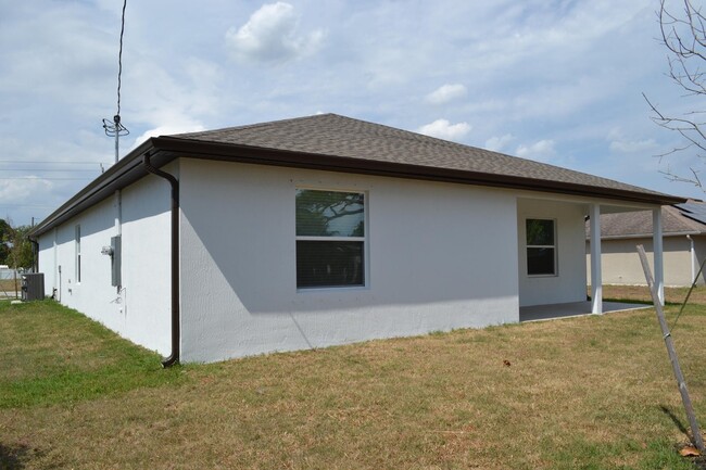 Foto del edificio - Northwest Airoso Boulevard, Port St. Lucie...