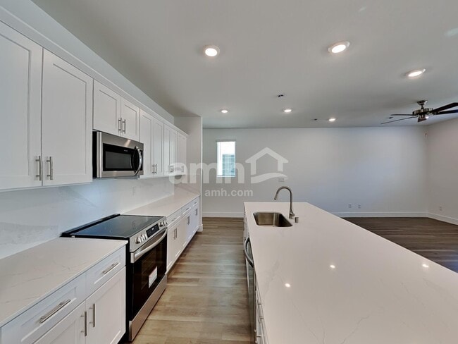Building Photo - 5856 Vaes Dothrak St